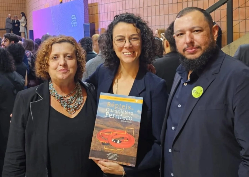 Flávia Guimarães com Jéssica Campos e Adriano Silveira, da obra Répteis do Quadrilátero Ferrífero.