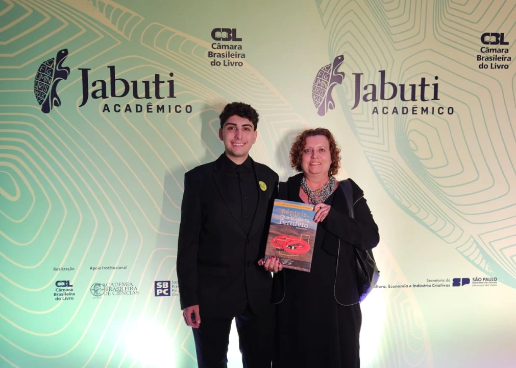 João G. Moreira e Flávia Guimarães durante a cerimônia do Prêmio Jabuti Acadêmico 2025.